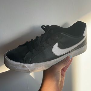 Men’s low top Nike shoes